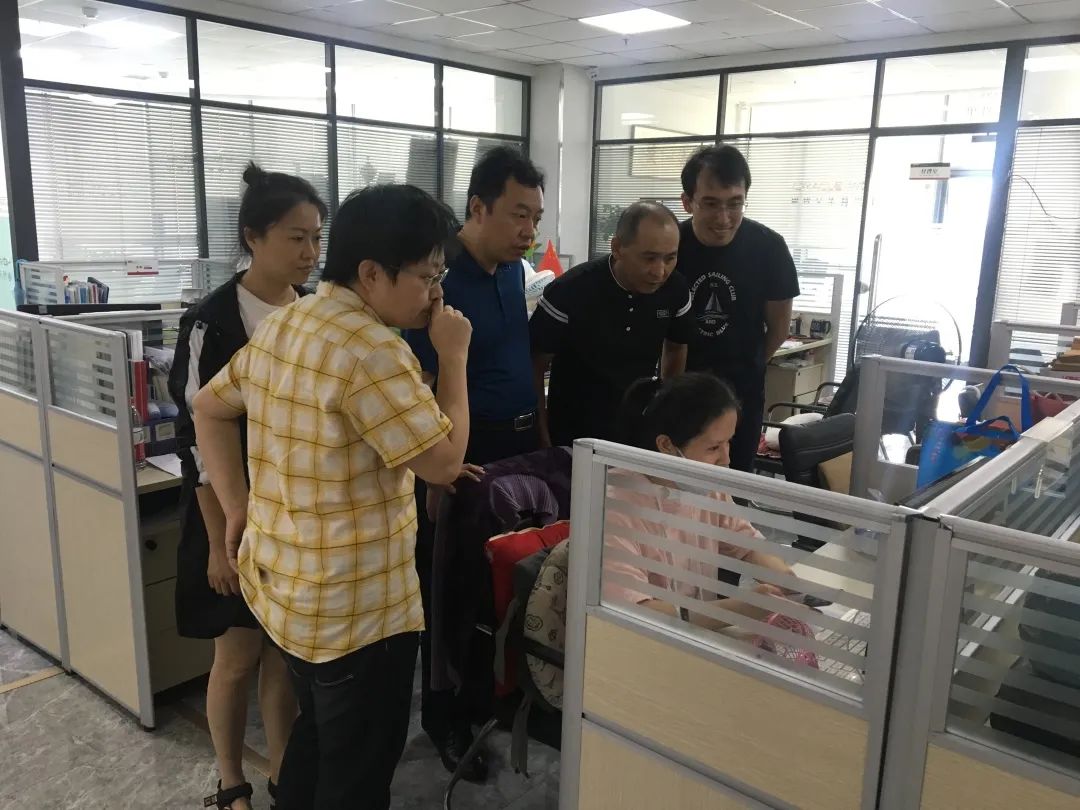 我司工作人員向工程學院領導展示公司成果