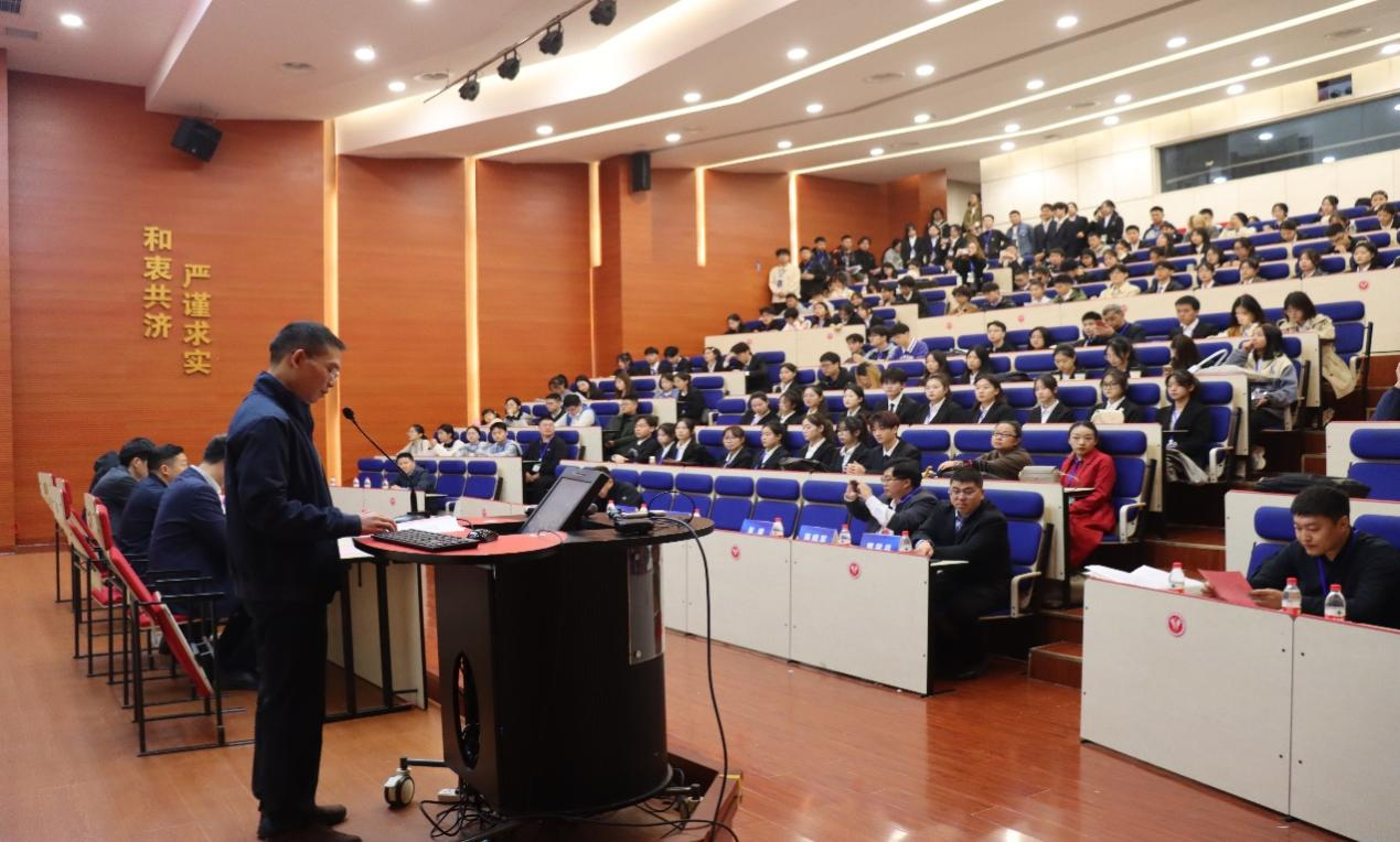西南政法大學經濟學院院長 陳剛教授主持大賽開幕式